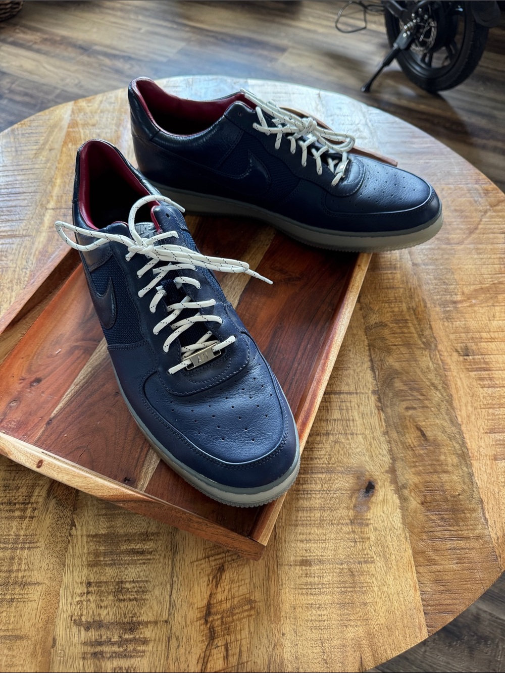 Nike Men’s Navy Leather Low-Top AF1 Sneakers with Red Lining